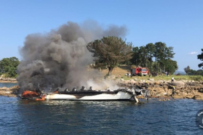 Incendio de un catamarán en O Grove (Pontevedra).