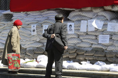 Viandantes observan las fotografías de las víctimas caídas durante la crisis ucraniana.