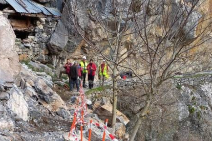 Técnicos del Parque Nacional de Picos de Europa evalúan los daños en el canal del Cares. DL