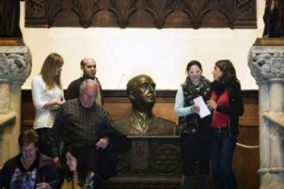 Una gran busto de Franco preside la escalera central del edificio.