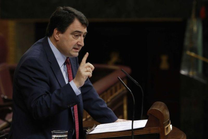 El portavoz del PNV en el Congreso, Aitor Esteban, ha advertido a Rajoy que vascos y catalanes son imprescindibles para cambiar la Constitución.