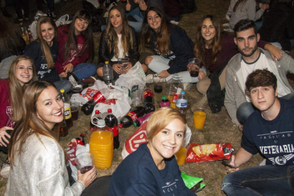 La fiesta de Veterinaria, que abre el ciclo de botellones en el campus, congregó a cientos de jóvenes. F. OTERO PERANDONES