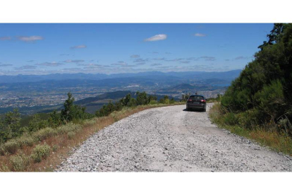 La Diputación acometió la mejora de la carretera hasta el alto de Campo de las Danzas y falta la vertiente sur hacia el valle del Cabrera. L. DE LA MATA