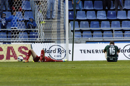 Santamaría y Alan Baró, en el suelo tras encajar el tercer tanto del Tenerife, son la viva imagen de la impotencia de la Deportiva ayer en el Heliodoro Rodríguez López.