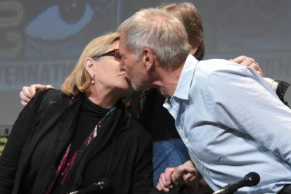 Harrison Ford besa a Carrie Fisher, en San Diego.