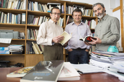 Tomás Sánchez Santiago, José Manuel Trabado y Alberto R. Torices en el despacho universitario del segundo de ellos. f. otero perandones