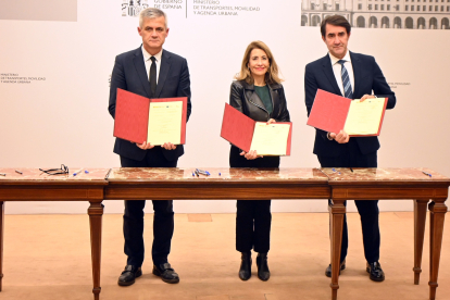 Firma del acuerdo entre el Gobierno y la Junta, con la ministra Raquel Sánchez y el consejero Juan Carlos Suárez-Quiñones. JCYL