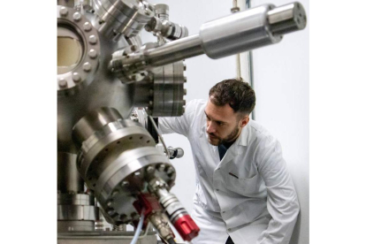 El científico del CSIC Mathieu Mirjolet trabaja en el equipo de deposición por láser pulsado del ICMAB-CSIC. ICMAB-CSIC