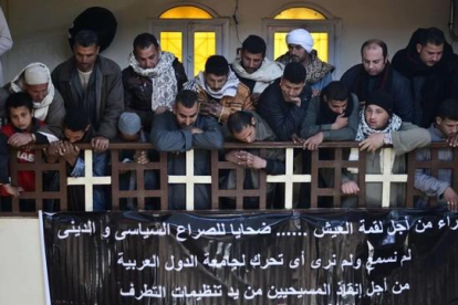 Coptos egipcios en una ceremonia en memoria de los 21 cristianos que fueron asesinados por el Estado Islámico en Libia en el 2015.