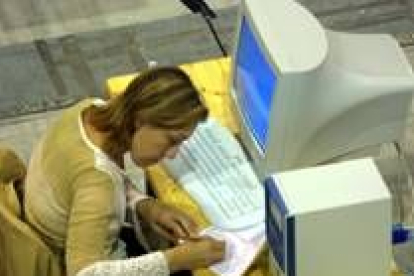Una trabajadora de una empresa pública comprueba unos datos