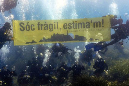 Unos 70 buceadores protestaron sumergidos en el mar por la preservación de las Islas Formigues.