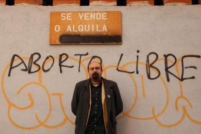 Santiago Ordóñez, junto a la pintada que cuadra con sus valores políticos, en el barrio de Santa Marina.