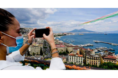 Una mujer hace una foto con su móvil en Nápoles. CIRO FUSCO