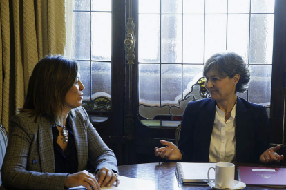 Milagros Marcos e Isabel García Tejerina, en su reunión de ayer en Madrid. PACO CAMPOS