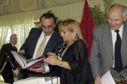Un coro rociero llenó de voces del sur la misa previa a la botillada
