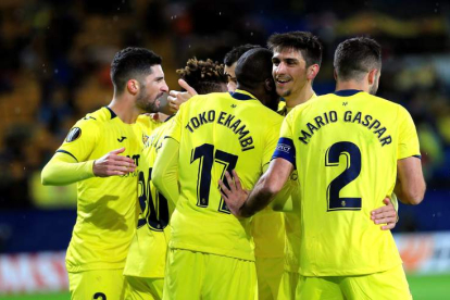 Los jugadores del Villarreal celebran el triunfo europeo. CASTELLÓ