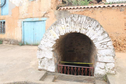 Estado de la fuente de Santa Elena en 2009, cuando no había sufrido ninguna restauración y mantenía las características históricas de la construcción. NORBERTO