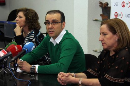 Los dirigentes de UGT —en el centro, Manuel Mayo—, ayer durante el balance del año.