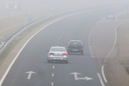 La niebla vuelve a dificultar hoy la circulación por las carreteras leonesas. MARIAM A. MONTESINOS / EFE