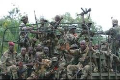 Un grupo de soldados gubernamentales regresa a Abiyán tras el despliegue en Yamusukro