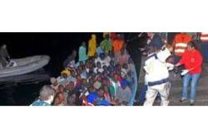 Los 87 inmigrantes interceptados a bordo de un cayuco en la costa sur de Gran Canaria