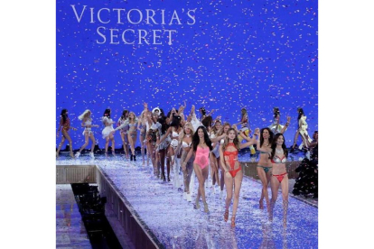 Modelos caminan por la pasarela al finalizar el desfile de la marca Victoria's Secret en Lexington Armory en Nueva York