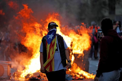 Manifestantes durante las protestas que se están produciendo ante la comisaria de la Policía Nacional de Via Laietana, en Barcelona. ALEJANDRO GARCÍA