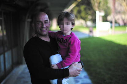 Carlos Amorín, con su hijo de cinco años. DL