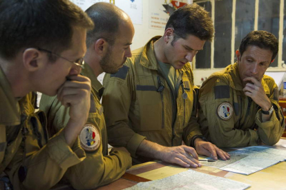Los pilotos del Ejército francés realizan preparativos en Chad para intervenir en Mali.