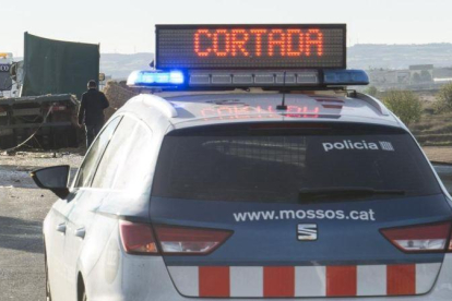 Un vehiculo de los Mossos dEsquadra corta una carretera por un accidente de tráfico.