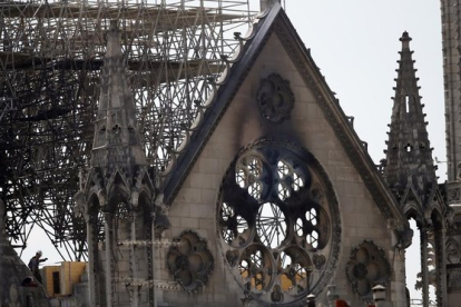 Un trabajador comprueba el estado de una estructura de madera de Notre Dame.