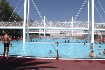 Una imagen de archivo de las piscinas de Santa Coloma de Gramenet.