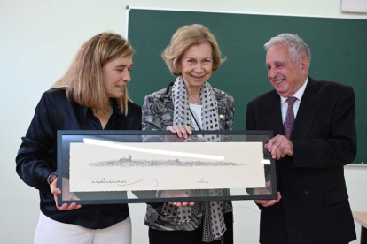 La reina muestra el grabado de León con Juani Pérez y el presidente, Secundino Marcos. CASARES