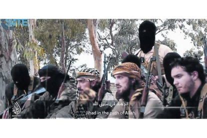 Imagen captada de un vídeo que muestra a tres franceses entre otros miembros del Estado Islámico.