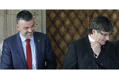 Santi Vila con Puigdemont en el palacio de la Generalitat.