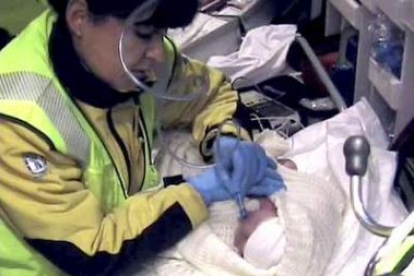 Una médico del Samur atiende al bebé recién nacido abandonado en Madrid.