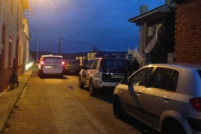 Coches de la Guardia Civil y de servicios médicos a la puerta del domicilio del fallecido en Quintanilla de Sollamas