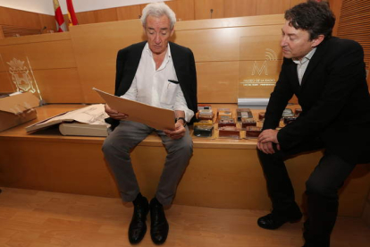 Luis del Olmo y Samuel Folgueral, ayer en el Museo de la Radio con las cintas, el libro y los mini-aparatos de radio donados.