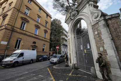 Entrada a la nunciatura de la Santa Sede en Roma.