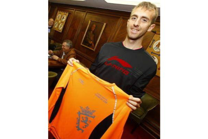 Sergio Sánchez posa con la camiseta de la media maratón.