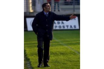 Carlos Terrazas, entrenador del Burgos, en su visita con el Ahtlétic B