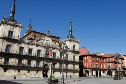 Los talleres de artes plásticas se imparten en el edificio Mirador de la plaza Mayor, a la izquierda de la imagen. FERNANDO OTERO
