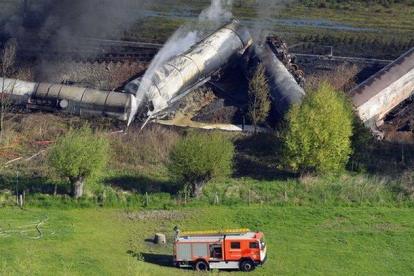 Varios vagones del tren que ha descarrilado la madrugada de este sábado en Schellebelle (Bélgica).