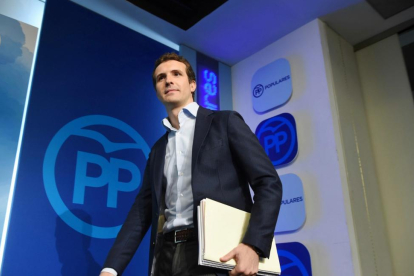 Pablo Casado, cuando mostró la documentación de su máster en la URJC.