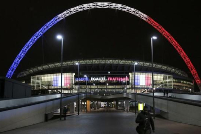 El arco de Wembley, iluminado con los colores de la bandera francesa.