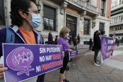 Concentración en León contra la trata y la prostitución en 2020. DL