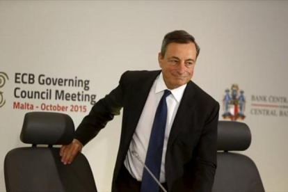Draghi comparece ante los periodistas para informar de las decisiones del consejo de gobierno del BCE, celebrado en Malta, ayer.