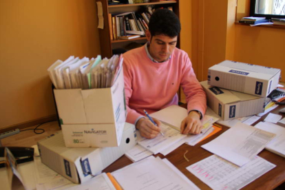 El concejal de Hacienda, Fernando Vélez, con una de las cajas de facturas no reconocidas.
