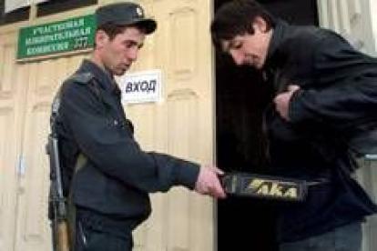 Un policía pasa un detector de metales a un votante checheno en las elecciones del año pasado