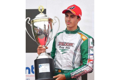 David Vidales con el trofeo de subcampeón del mundo de karting. DL.